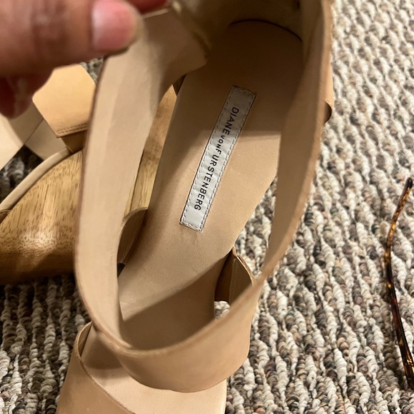 DVF Opal wedges tan size 9.5 Good condition - Picture 6 of 8